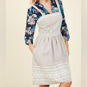 Gray Dress with Whute Embrodery size Medium